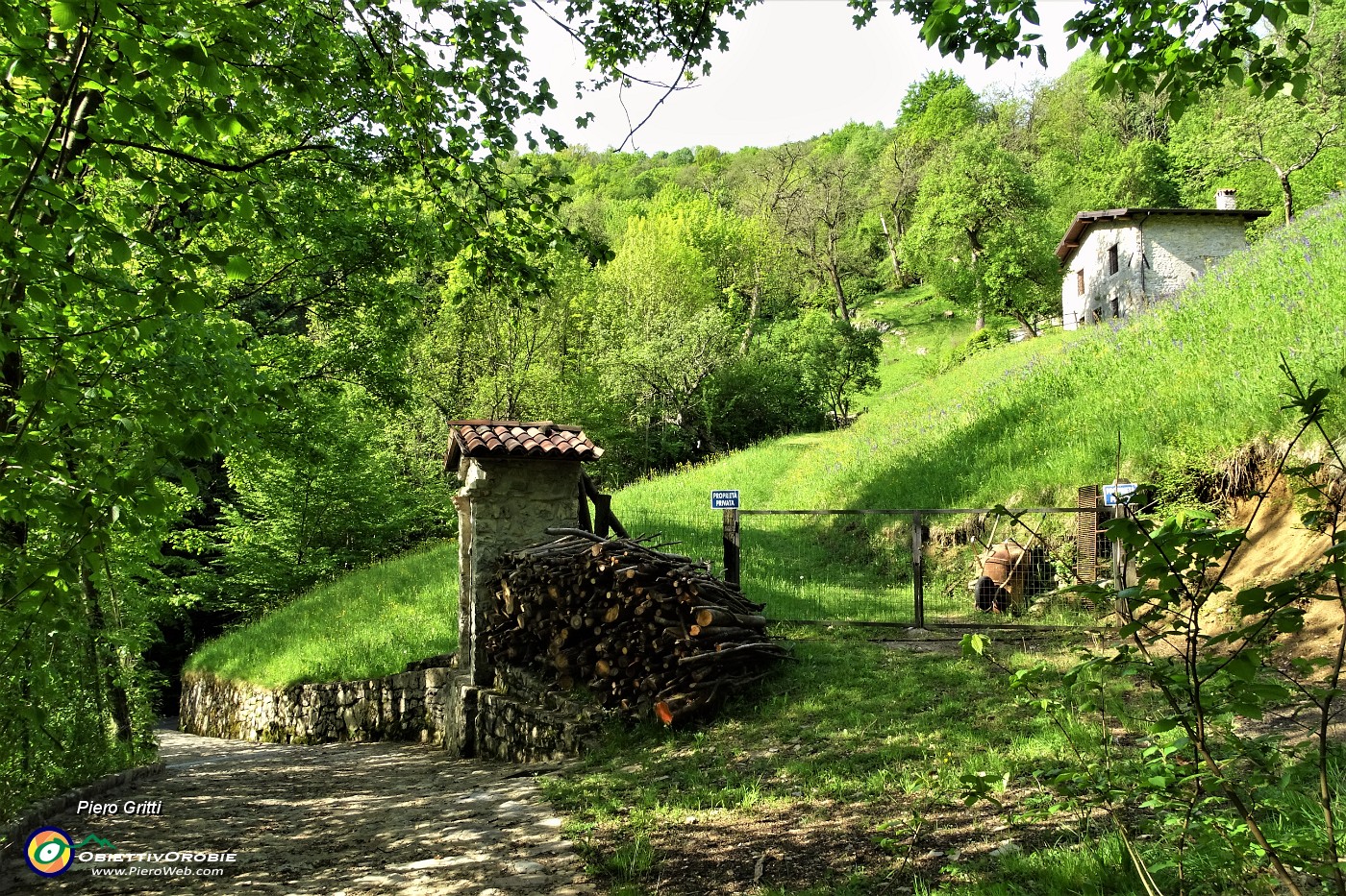 35 Sulla 'Via delle castagne' ...Santella della Madonna .JPG
